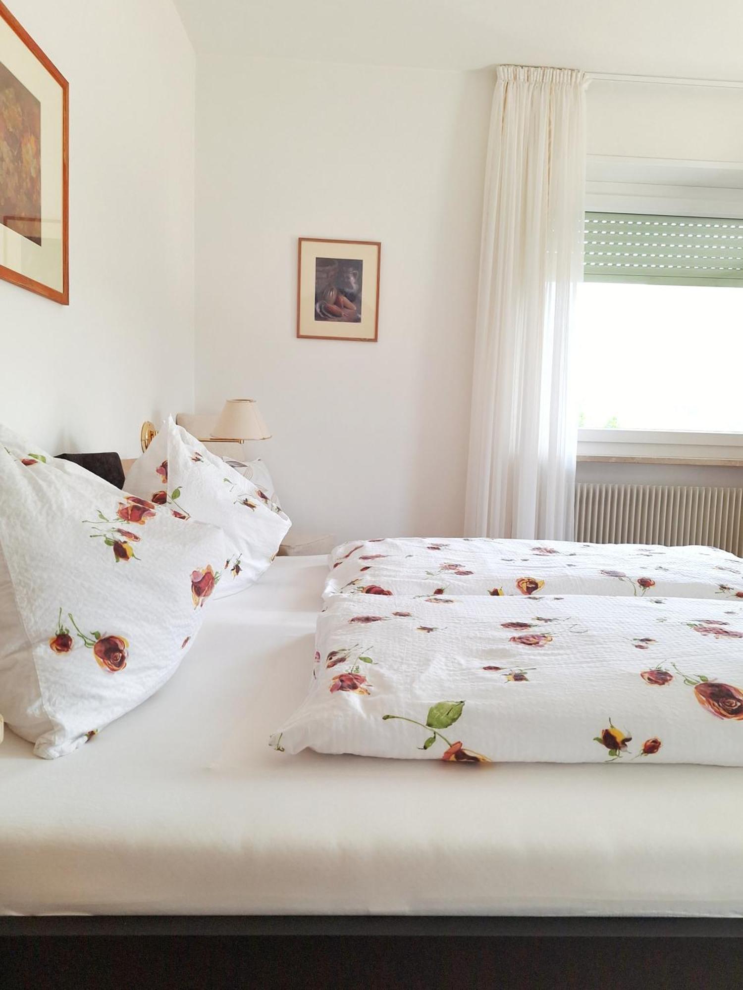 Cafe Rudi Living Bed & Breakfast Parcines Exterior foto